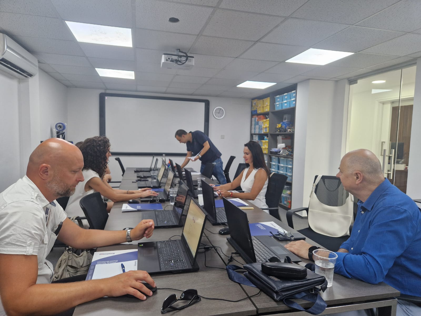 Jak przeciwdziałać rozprzestrzenianiu Fake News w finansach?